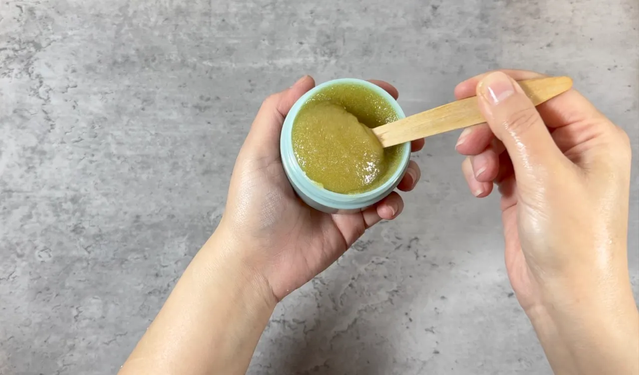 Brightening Body Scrub — step 1