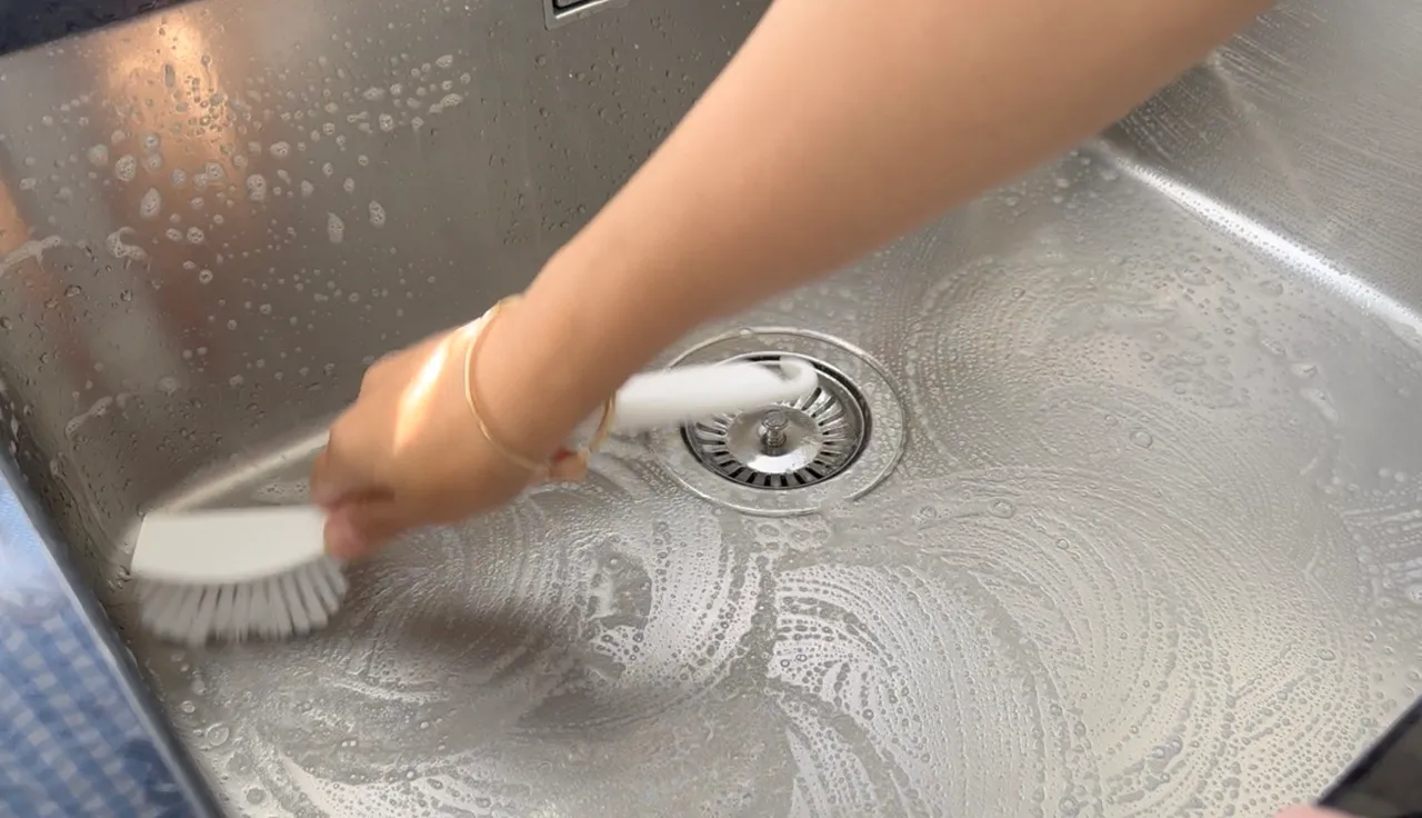DIY Liquid Dish Soap Recipe (Gentle on Hands, No SLS, 5 Ingredients)